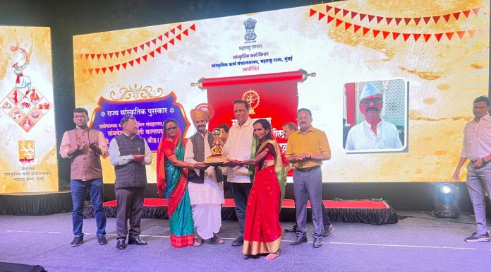 ज्येष्ठ शाहीर तुकाराम ठोंबरे यांना सांस्कृतिक मंत्री आशिष शेलार यांच्या हस्ते सांस्कृतिक पुरस्कार प्रधान