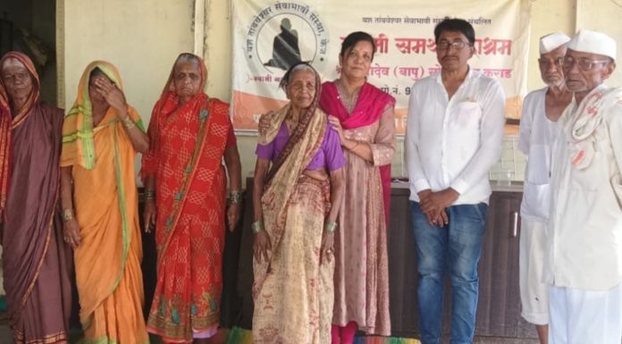 रावसाहेब मुंडे यांच्या पुण्यतिथी निमित्त मुंडे परिवाराकडून अन्नदान