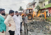 भर पावसामध्ये गटनेते हारूणभाई इनामदार यांनी शहरातील विविध भागांची केली पाहणी