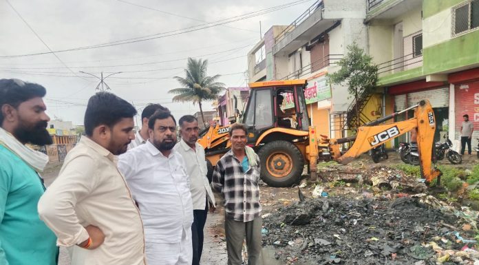 भर पावसामध्ये गटनेते हारूणभाई इनामदार यांनी शहरातील विविध भागांची केली पाहणी