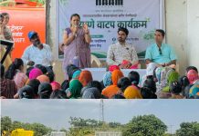 नाम फाऊंडेशन व नवचेतना संस्थेतर्फे १७०० गरजू शेतकऱ्यांना सोयाबीन बियाणे वाटप
